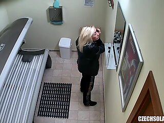 Figa lenta masturbazione in pubblico solarium