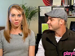 Amateur couple enter the swingers house to enjoy groupsex